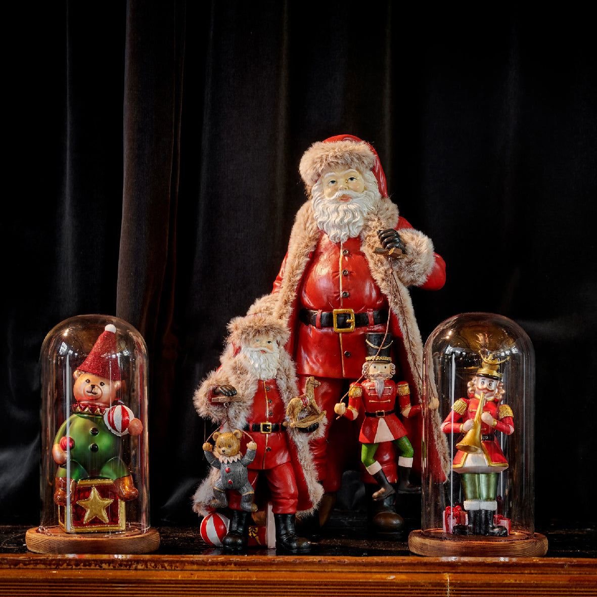 Polyresin Santa wGift 8in